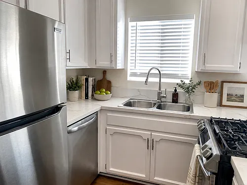 Upstairs 2BD Apartment Home! Great PB Location! Garage! AC! Photo 1