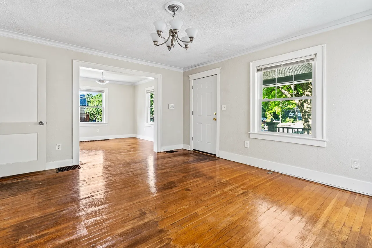 5 bed, 1800 sqft, $2,100 — Photo 4
