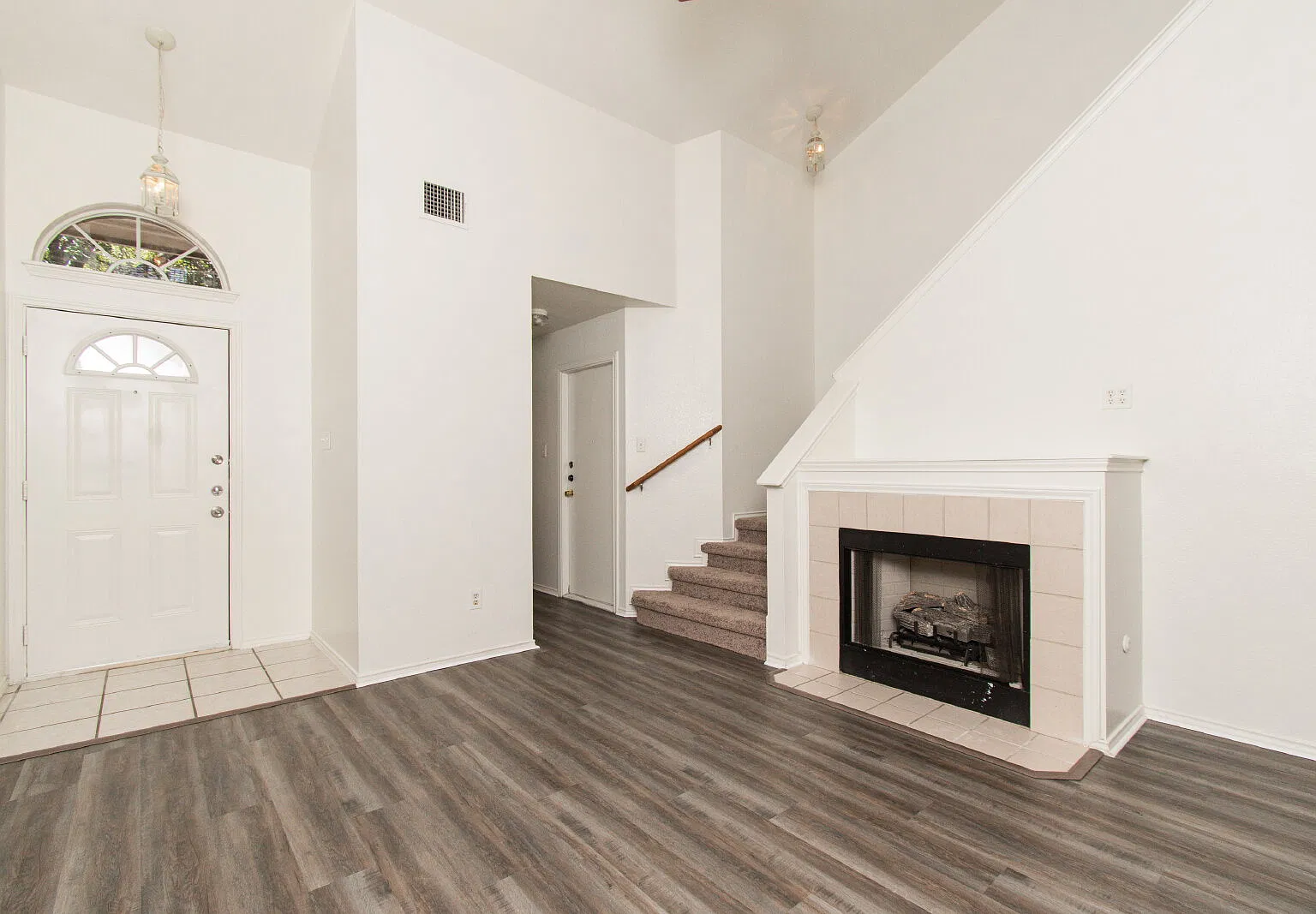 3 bed, 2.0 bath, 1439 sqft, $2,000 — Photo 3