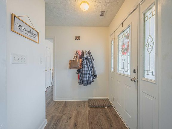 5th image of 220 Arrow Ln