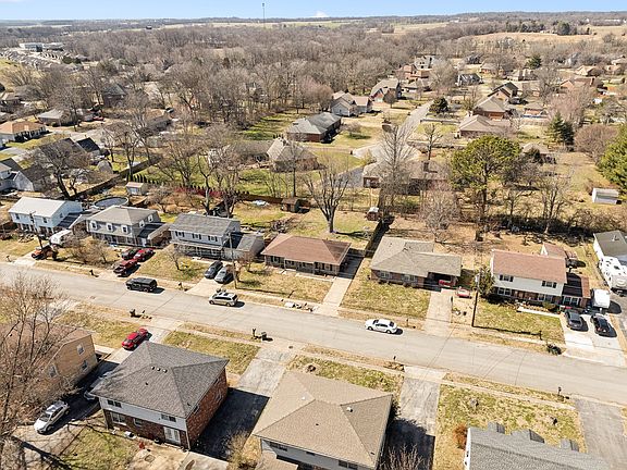 3rd image of 917 Springmont Dr