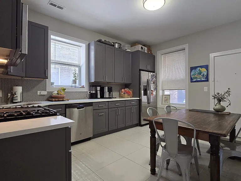 2047 W Walton St #1 — Photo 3