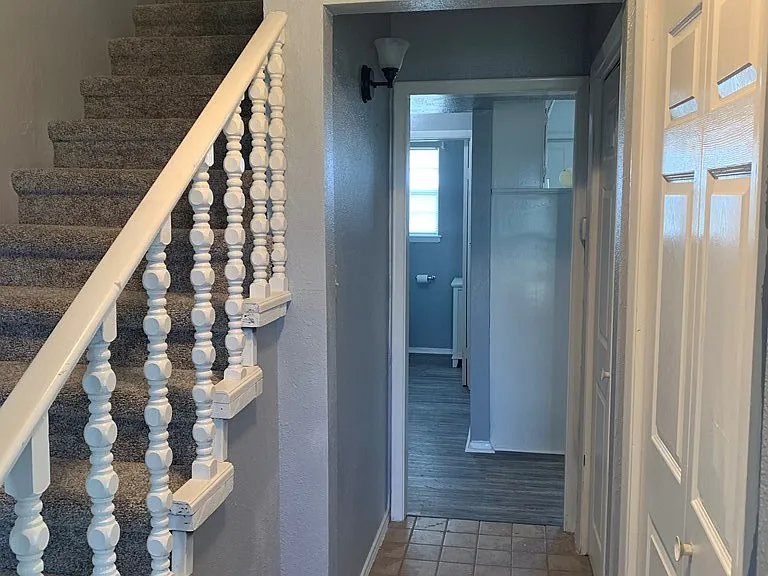 984 E Schirra Dr — Photo 3