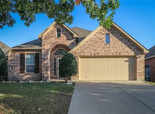 725 Red Elm Ln, Fort Worth, TX 76131