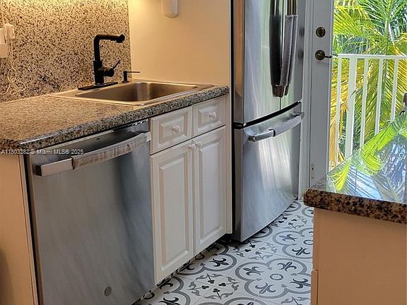 5th image of 659 Meridian Ave APT 14