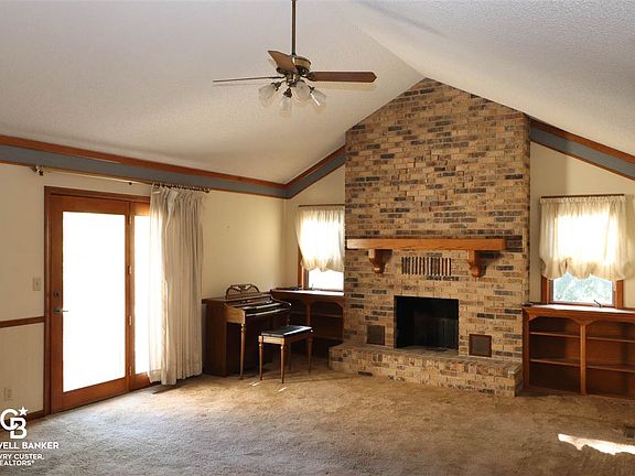 5th image of 211 Arapahoe Ct