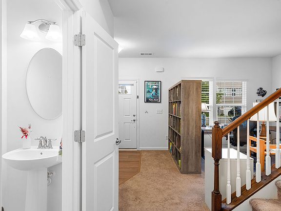 5th image of 933 Fairdale Ct