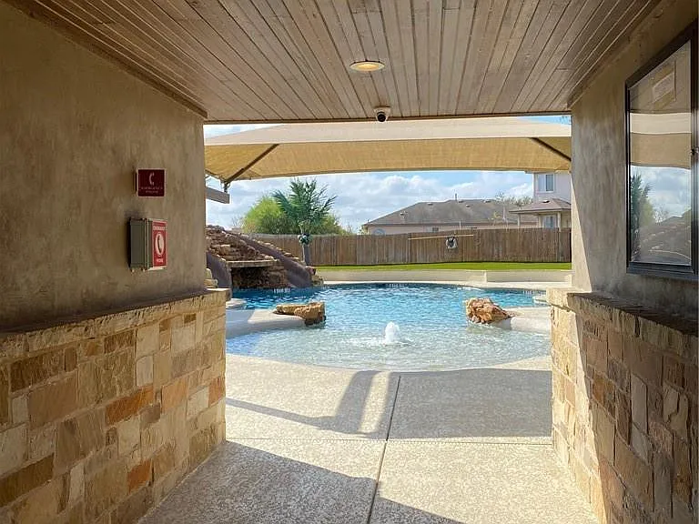 124 Hollis Ln — Photo 17