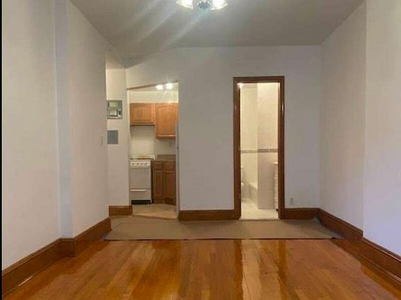 2nd image of 138 W 70th St #3