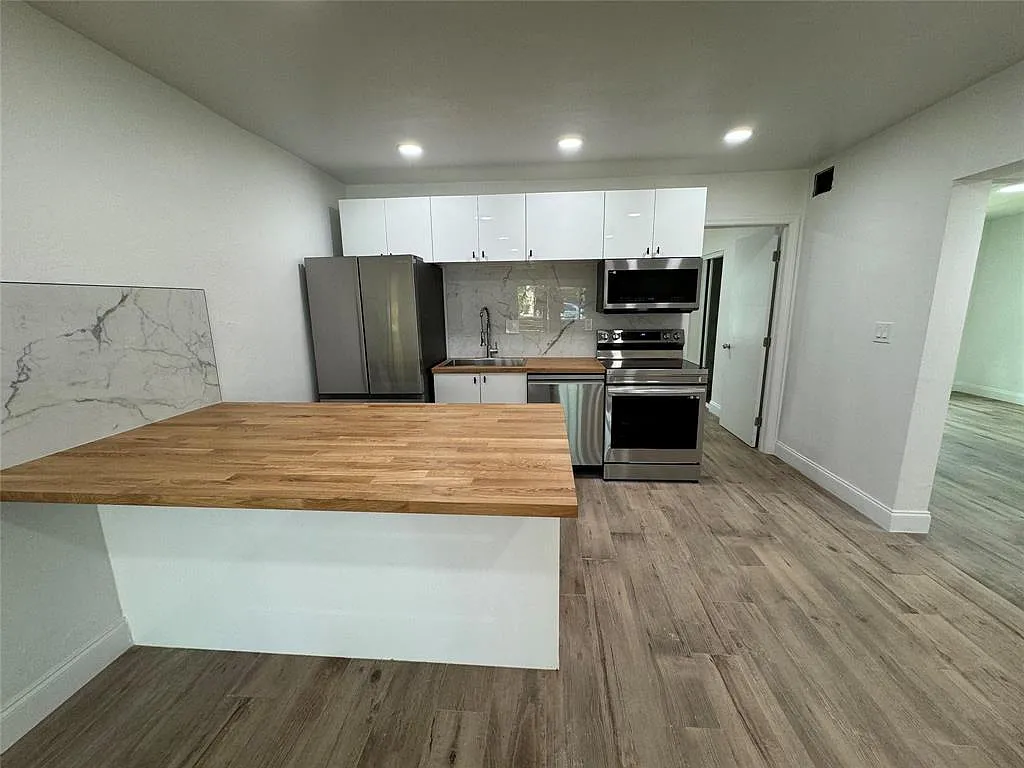 3 bed, 1.0 bath, 1000 sqft, $2,800 — Photo 3