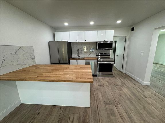 3rd image of 2200 NE 173rd St APT 4