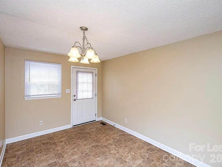 2711 Springbrook Cir — Photo 5