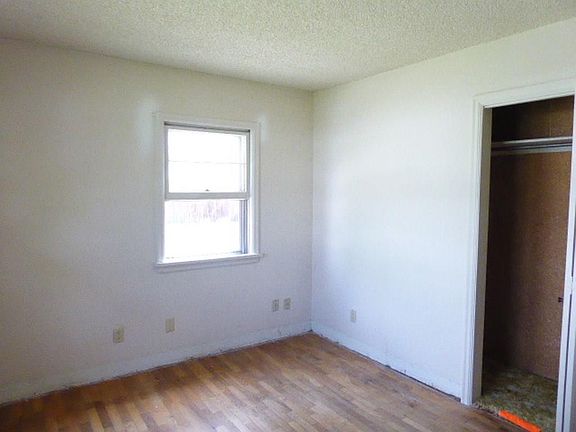 5th image of 319 Foster Ln