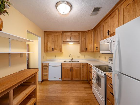 4th image of 606 Pondhurst Dr
