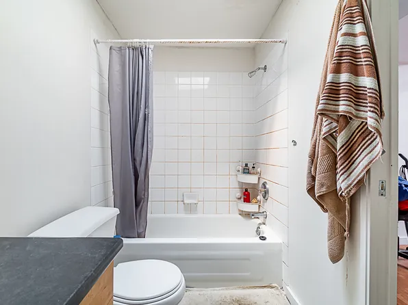 4359 Main St #1, Vancouver, BC V5V 3R1