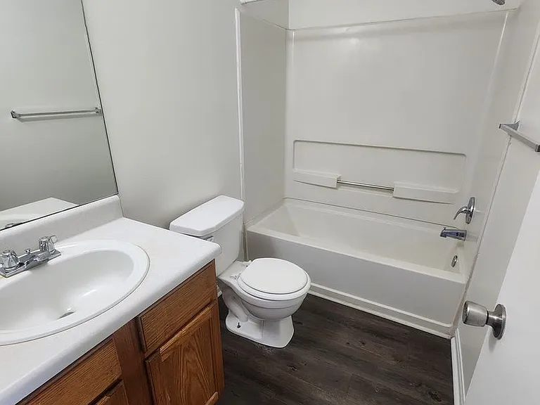 Castlewood Apartments - Huntsville, AL — Photo 10