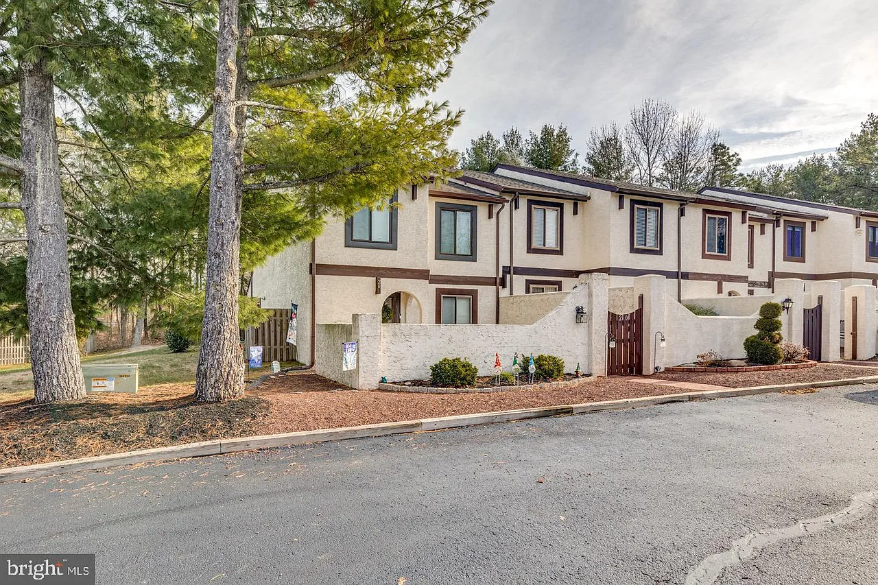 3 bed, 2.5 bath, 1816 sqft, $3,195 — Photo 3
