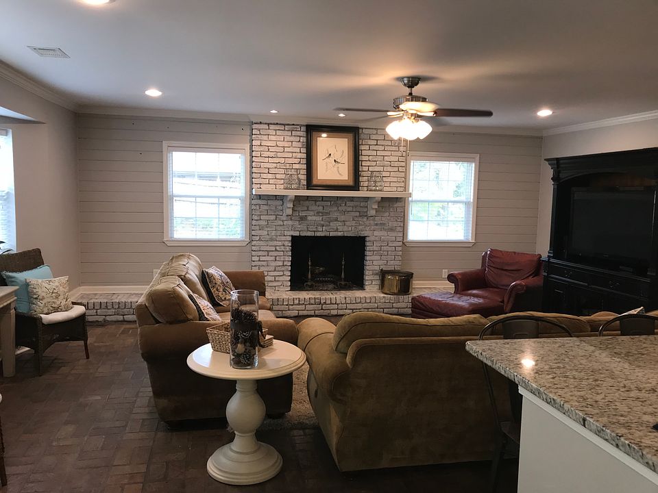 Living room w/fireplace 