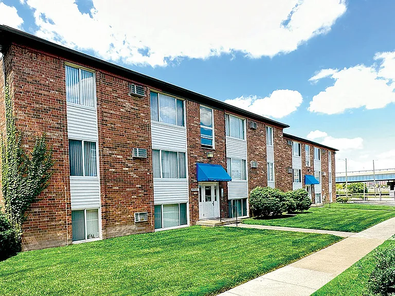 Southfield convenience, shopping, restaurants, easy access to major freeways and a friendly, beautiful environment are all yours here.
