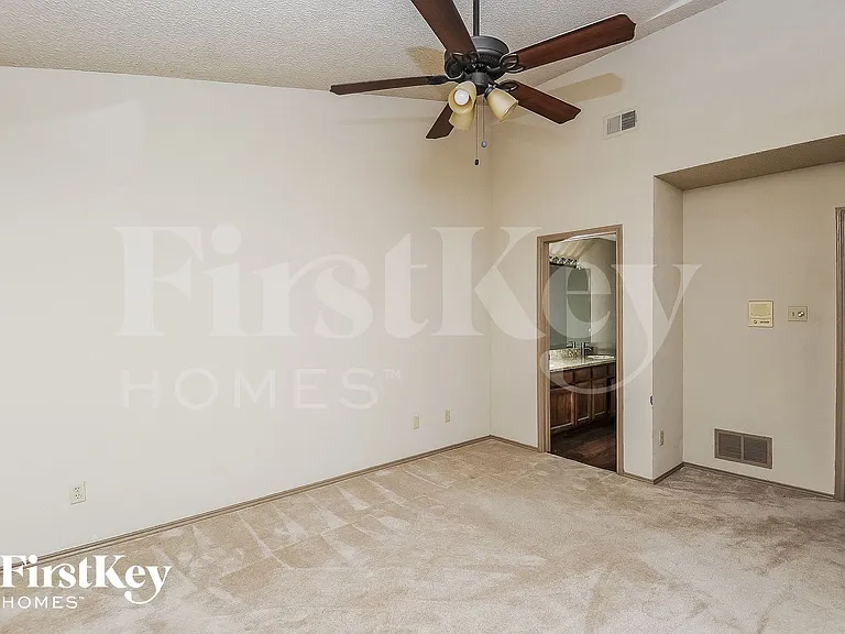 1396 Chinaberry Dr — Photo 9