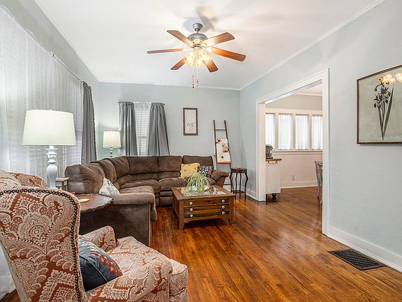 5th image of 1019 Fremont Ave NW