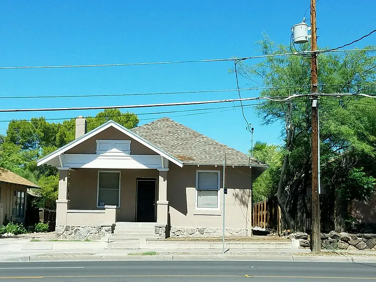 Euclid Ave - A 4 bedroom 2 bathroom Historic house with AC — Photo 1