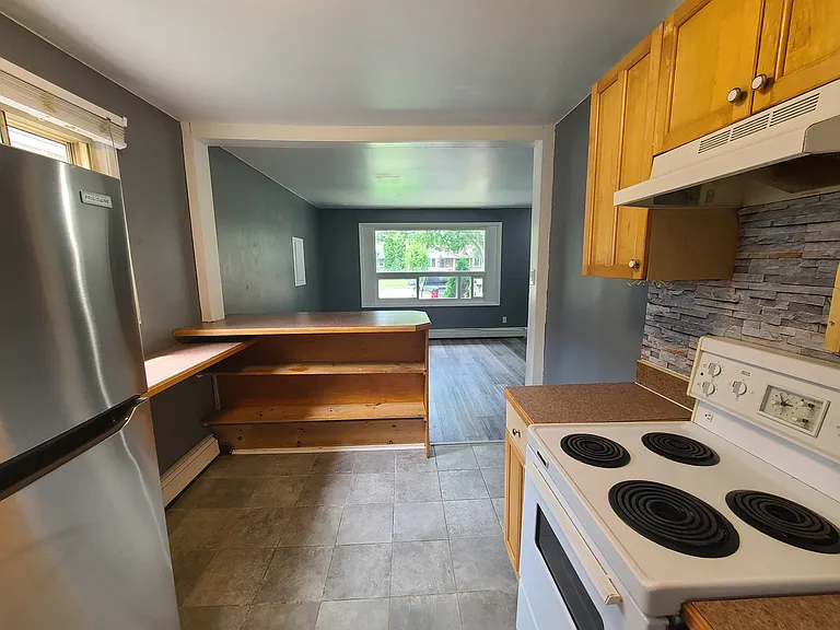 669 Victoria St #1 — Photo 6