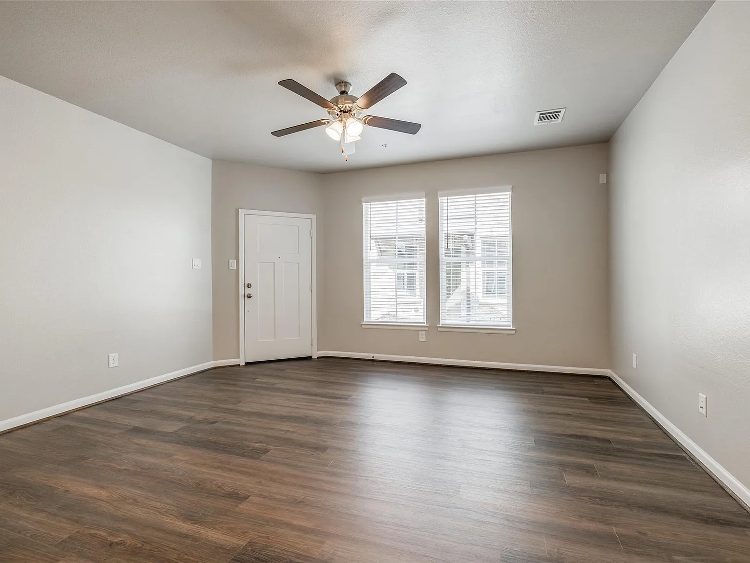 3 bed, 2.0 bath, 1144 sqft, $1,495 — Photo 3
