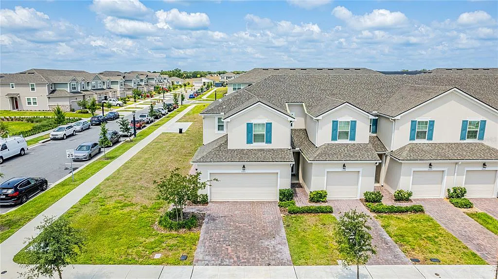 3 bed, 2.5 bath, 1654 sqft, $2,300 — Photo 2