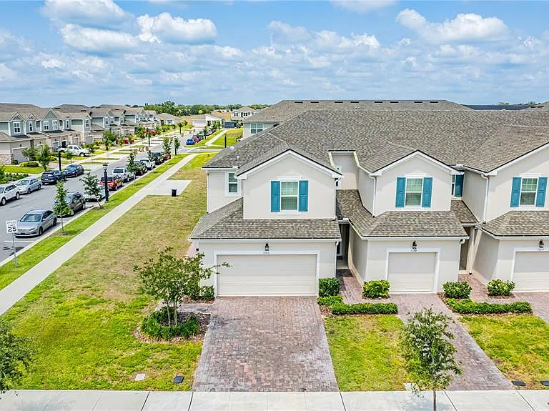 1100 Lakeshore Breeze Pl — Photo 2