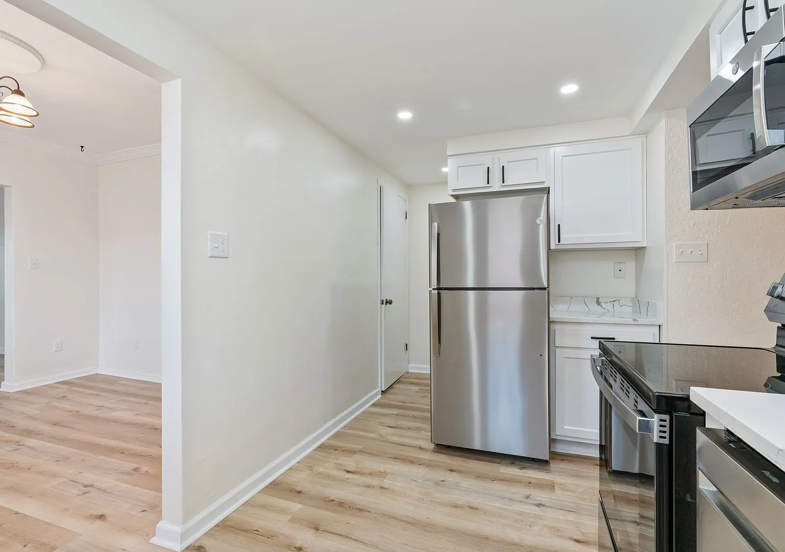 Recently Renovated, Pet Friendly, 3 Bedroom Apartment Close to Downtown — Photo 1