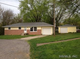 2901 Hilltop Dr, Highland, IL 62249
