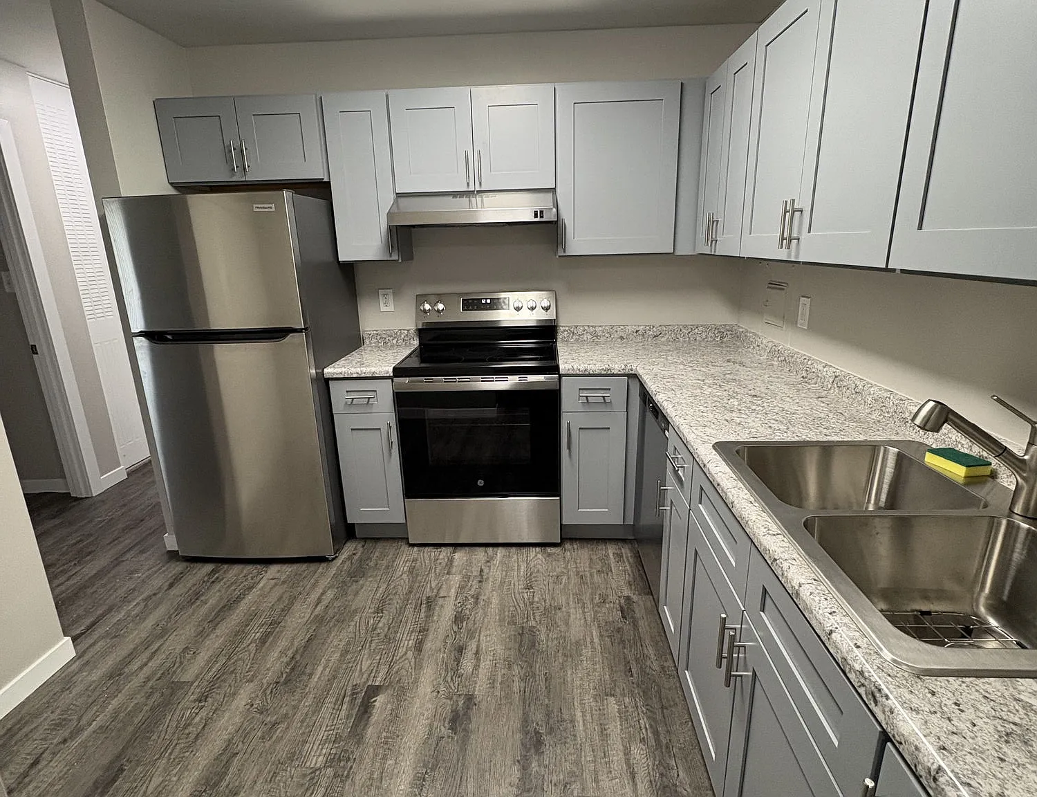Broadway Crossing Apartments — Photo 1