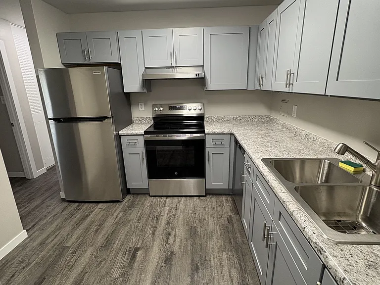 Broadway Crossing Apartments — Photo 1