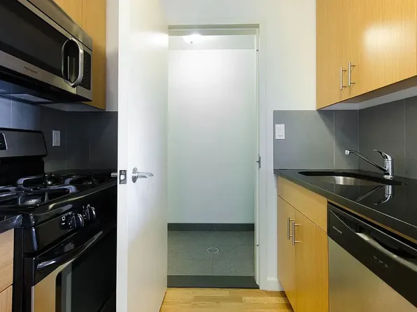 261 Eckford Street image 3 of 13