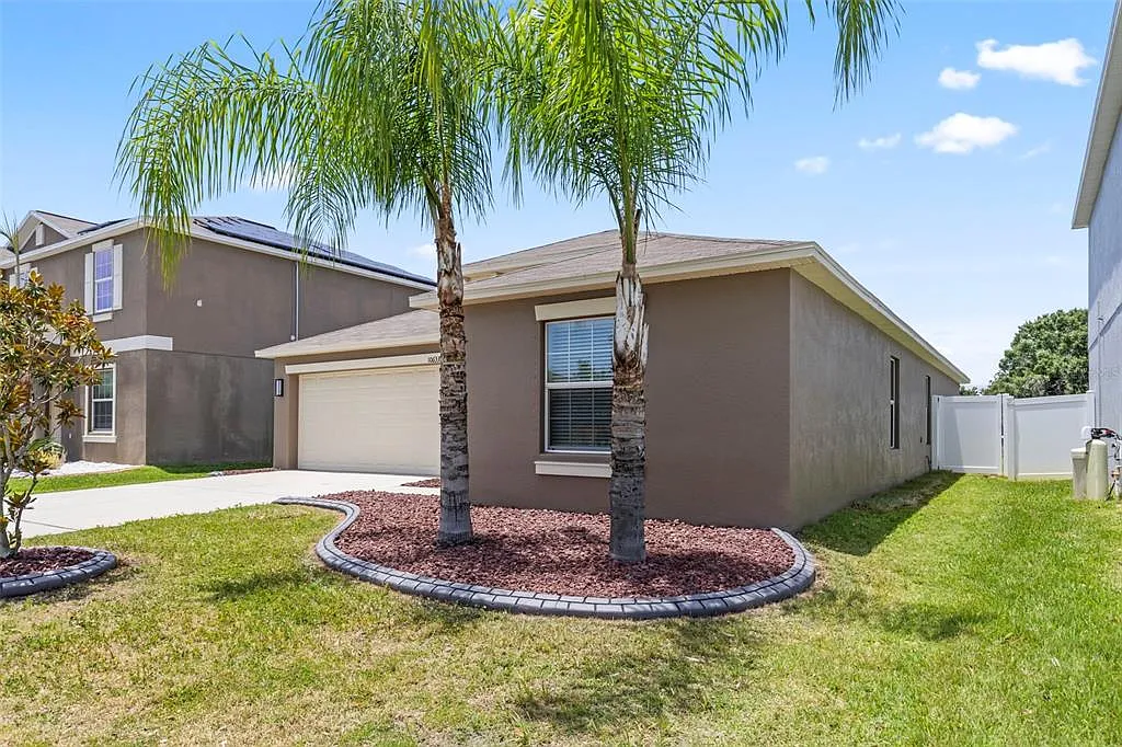 4 bed, 2.0 bath, 1922 sqft, $2,700 — Photo 2