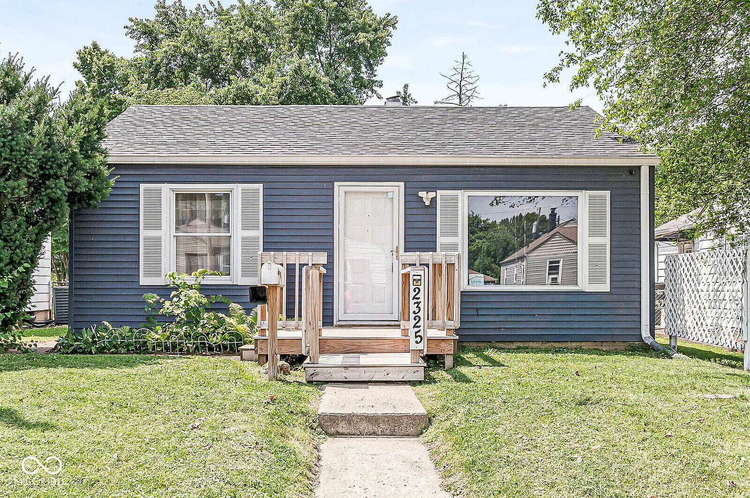 2325 E Legrande Ave photo 1