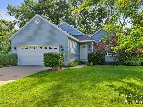 1654 Salisbury Dr SE, Lowell, MI 49331