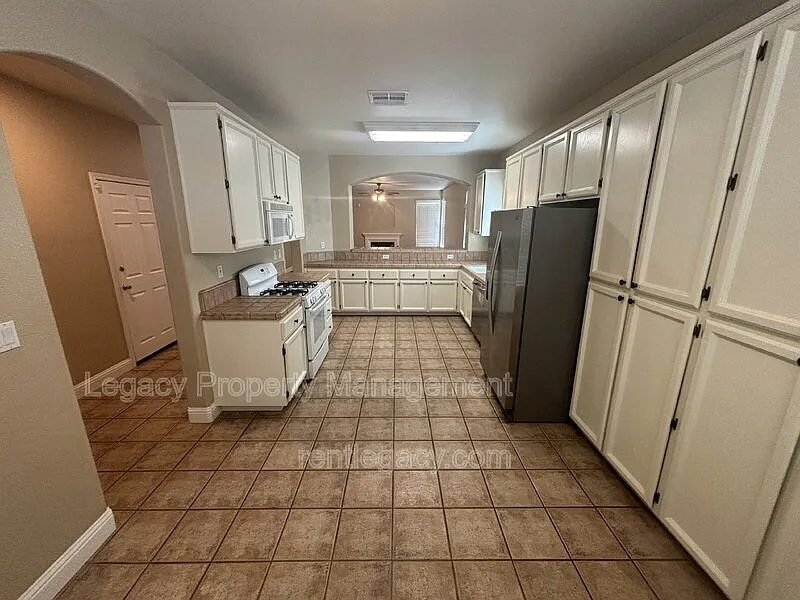 3 bed, 2.0 bath, 1496 sqft, $2,695 — Photo 3
