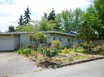 Front w/roses & lots of bulbs