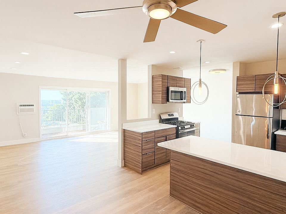 1st image of 1124 Sherbourne Dr #32
