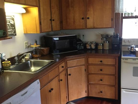 3rd image of 202 W Pine St
