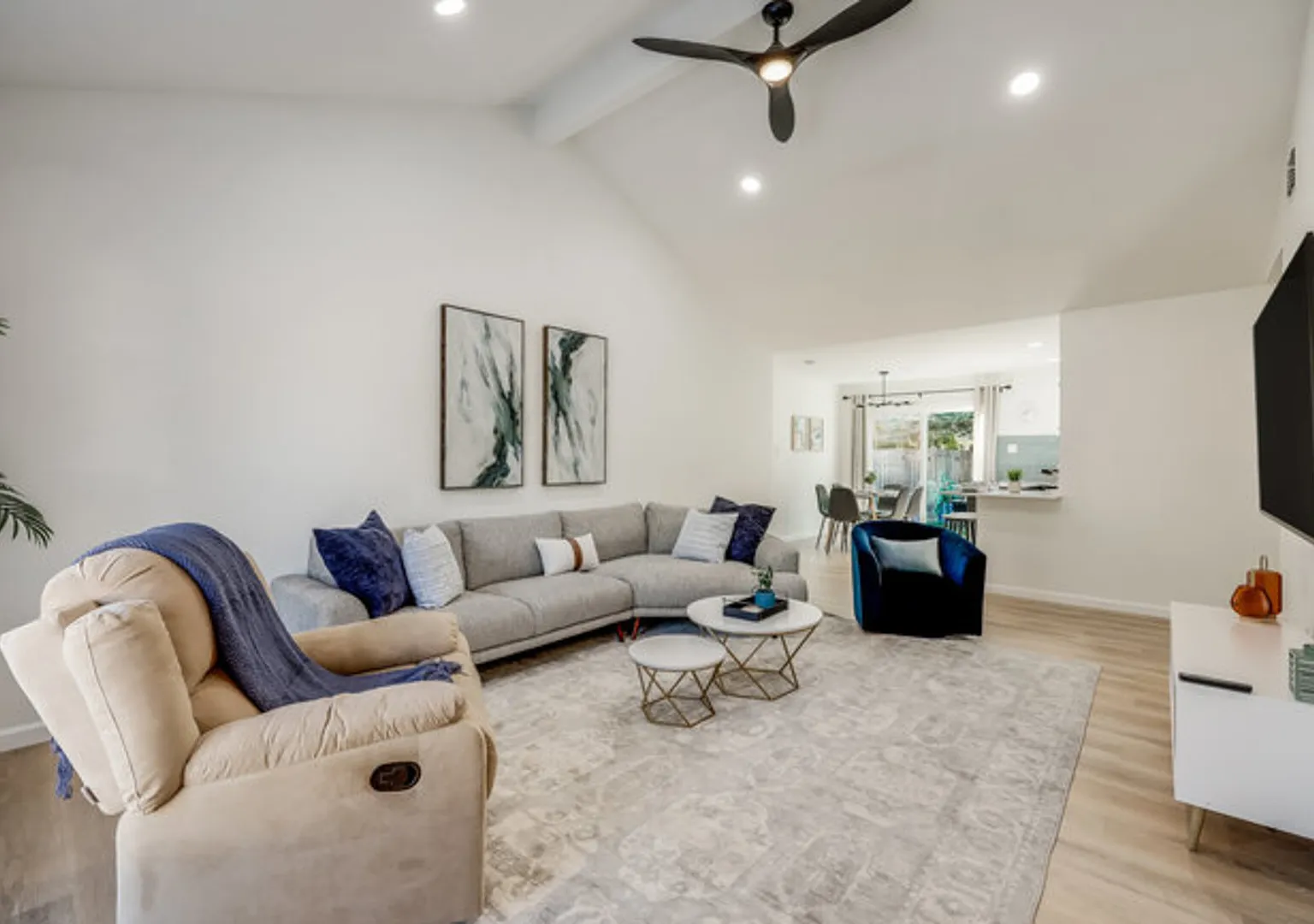 Family Friendly 4 bedroom home; minutes from everything in Austin! — Photo 2