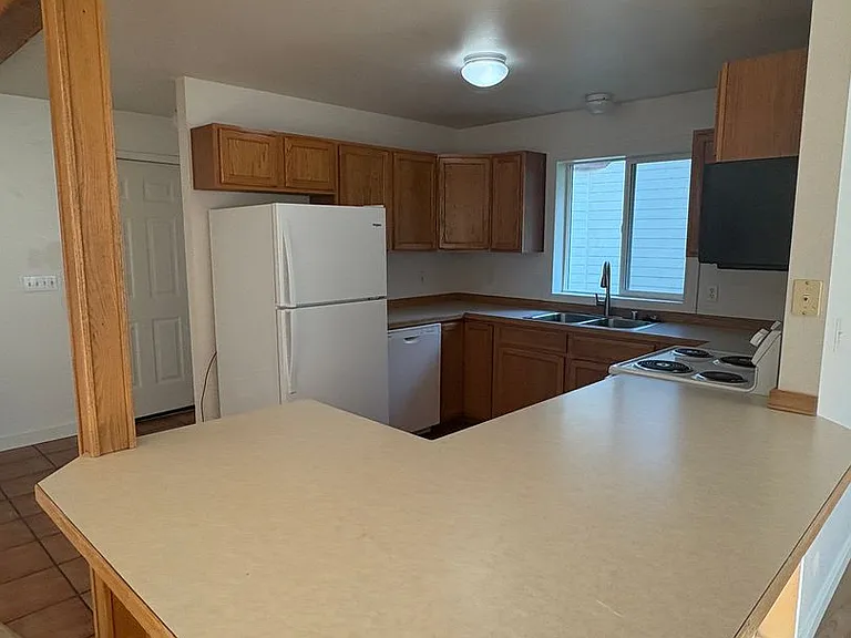 411 Greenway Ave — Photo 5