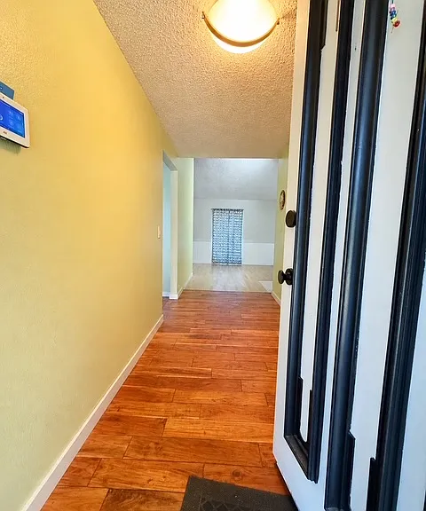 716 Parkway Ct NE — Photo 4