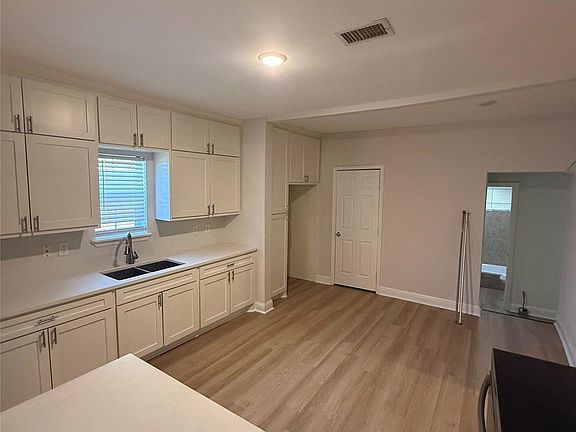 3rd image of 320 Delaware St