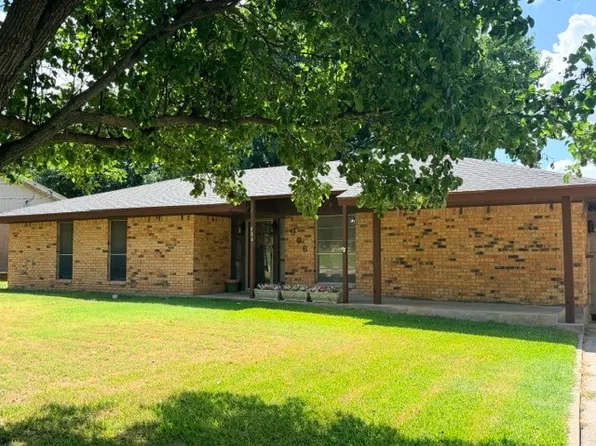 906 Zahara St, Bowie, TX 76230