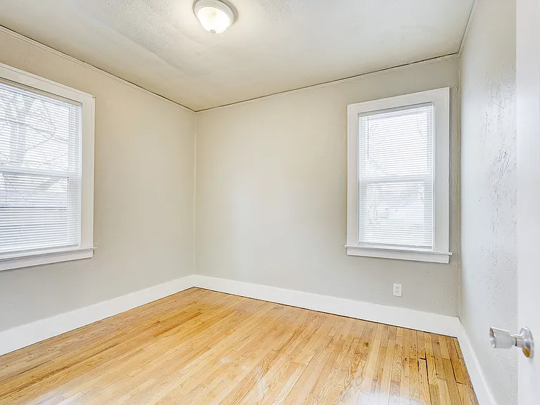 338 E Webster Ave — Photo 14