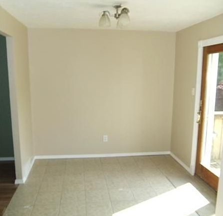 3rd image of 727 Dehaviland Dr