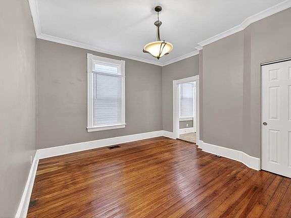 4th image of 126 W 31st St